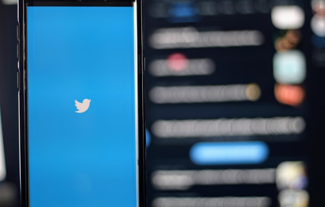 Um smartphone exibindo a tela de boas-vindas do Twitter.