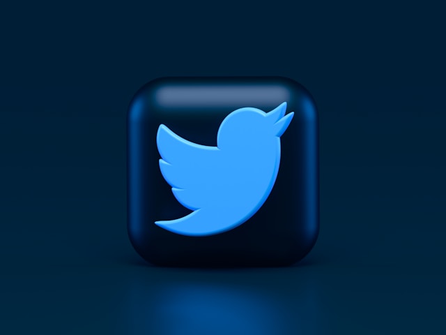 O logotipo do Twitter, com um ícone de pássaro azul em um fundo quadrado preto.